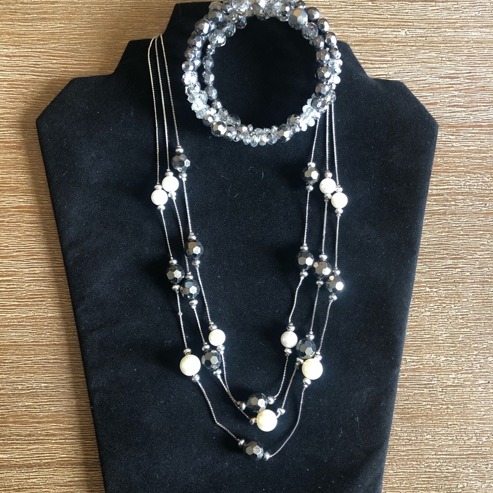 Necklace and bracelet set
